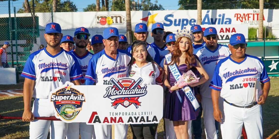 Ana Ayala de el “play ball” a la liga “Súper Ávila Clemente a Grijalva Cota”