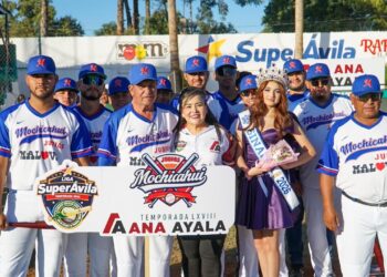 Ana Ayala de el “play ball” a la liga “Súper Ávila Clemente a Grijalva Cota”