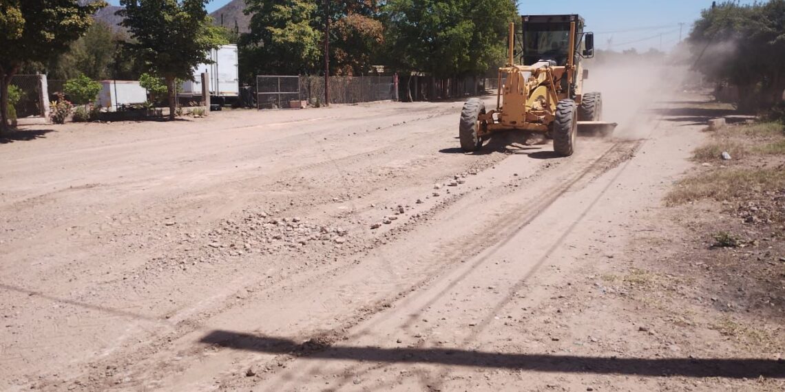 Gobierno de El Fuerte avanza con rehabilitación de caminos y calles en comunidades del municipio