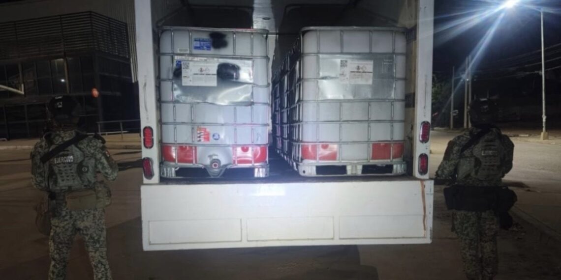 En Mazatlán, aseguran un vehículo con bidones de gasolina, ponchallantas y cartuchos