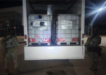 En Mazatlán, aseguran un vehículo con bidones de gasolina, ponchallantas y cartuchos