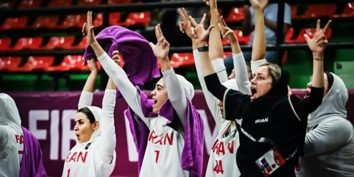 Jugadoras de la selección femenil de Irán desafían a sus autoridades y no cantan el himno nacional en su debut en la Copa Asiática