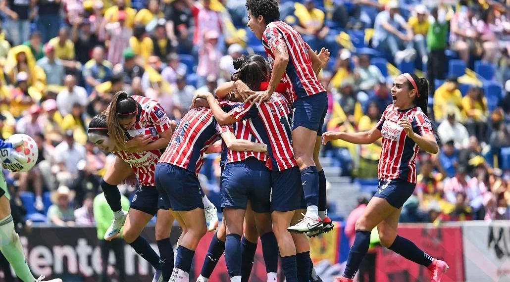 Chivas se impone en el Clásico Femenil y se burla de las quejas de jugadoras del América por la cancha del Estadio Akron: “Está bueno”