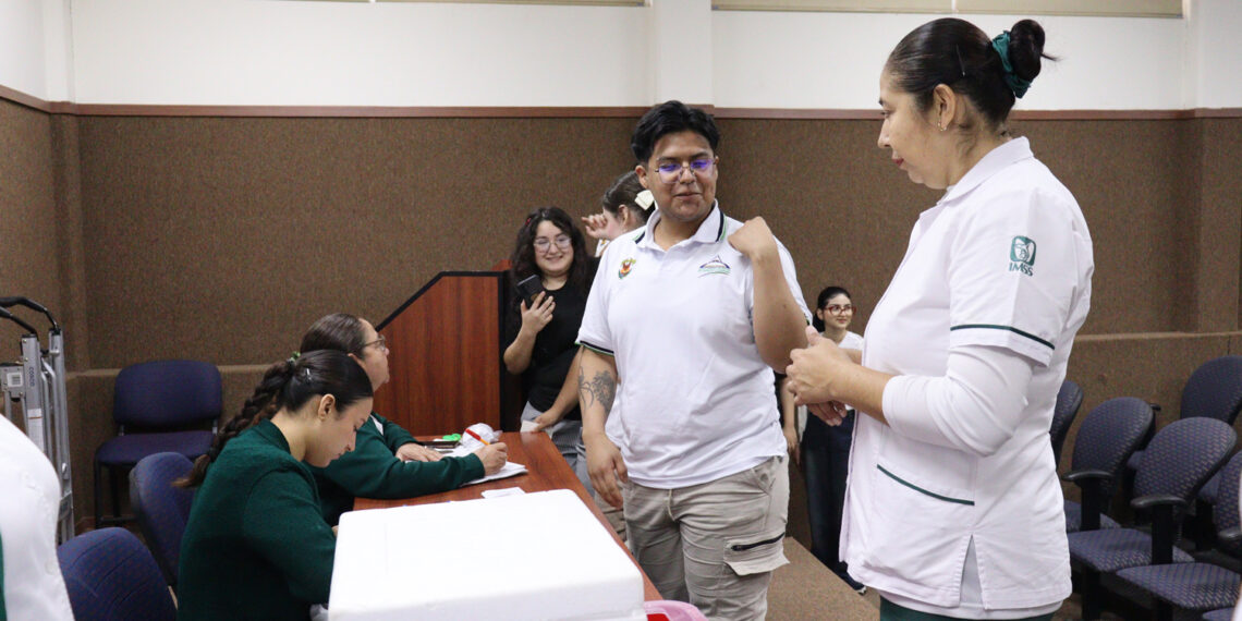 La Unidad de Bienestar Universitario y PrevenIMSS fortalecen la salud estudiantil con jornada de vacunación en Ciencias de la Nutrición y Gastronomía