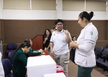 La Unidad de Bienestar Universitario y PrevenIMSS fortalecen la salud estudiantil con jornada de vacunación en Ciencias de la Nutrición y Gastronomía