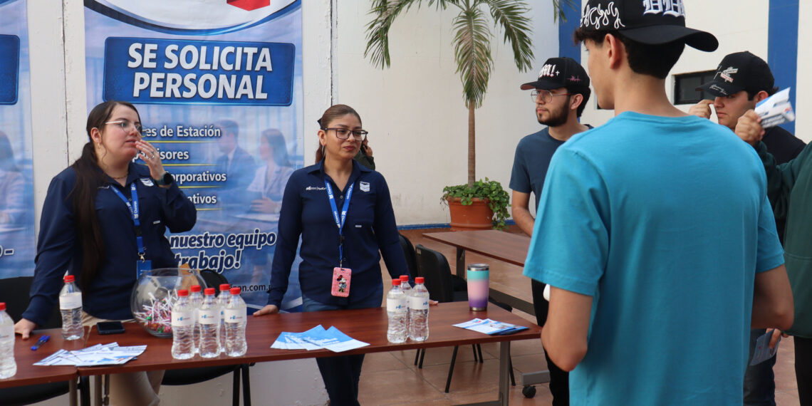 ¡Construyendo futuro! Estudiantes y empresas coinciden en el éxito de los espacios de colaboración laboral, en la Feria de Vinculación UAS 2026