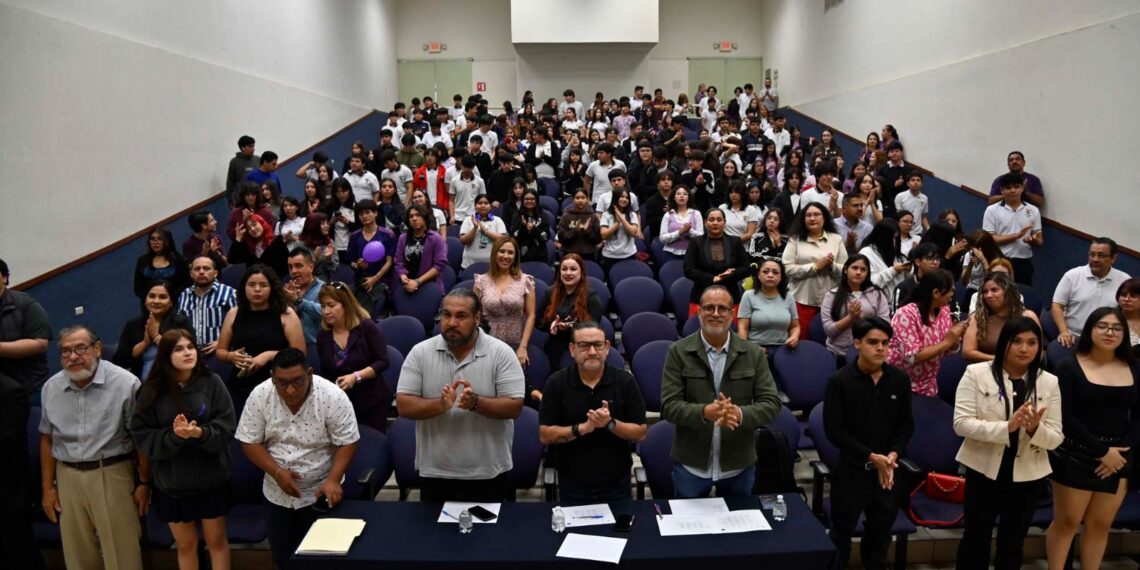 ¡Talento y academia! Estudiantes de la UAS demuestran su dominio del idioma en el V Concurso Regional de Canto en Inglés, en la Zona Centro