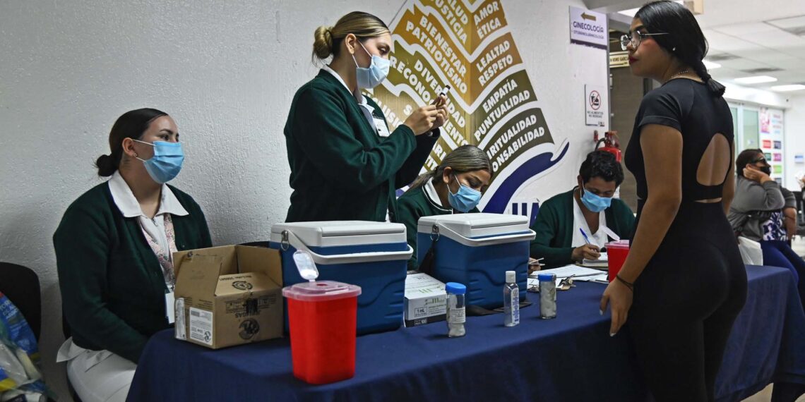 La UAS y el IMSS refuerzan la salud estatal con jornada de vacunación en el CIDOCS; llaman a la comunidad sinaloense a completar esquemas