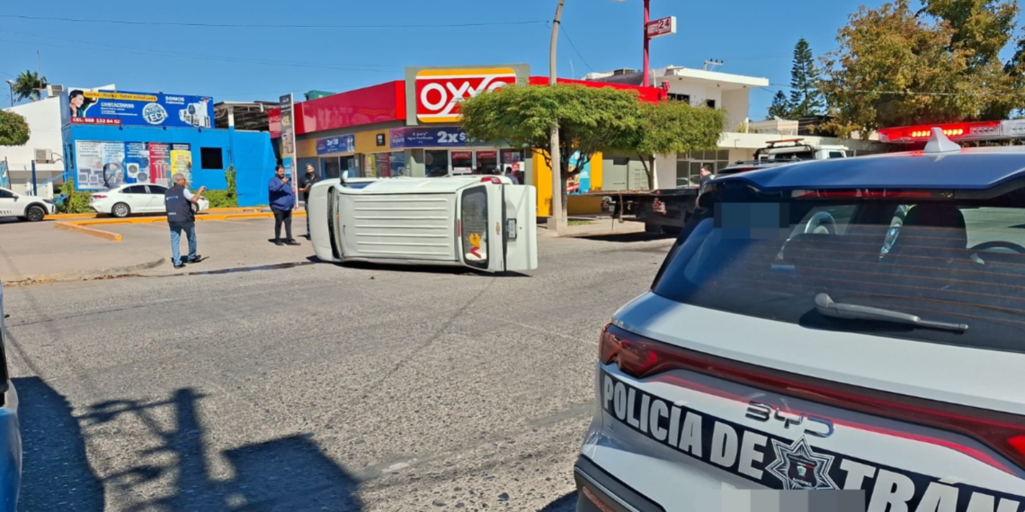 Conductor supuestamente no hace alto y provoca volcadura en el Centro de Los Mochis