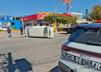 Conductor supuestamente no hace alto y provoca volcadura en el Centro de Los Mochis