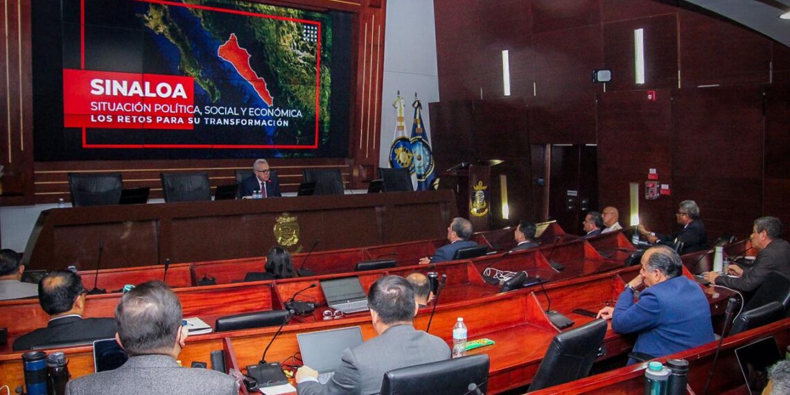 Gobernador Rocha Moya imparte conferencia magistral en el Centro de Estudios Superiores Navales