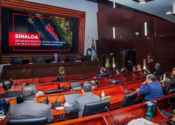 Gobernador Rocha Moya imparte conferencia magistral en el Centro de Estudios Superiores Navales