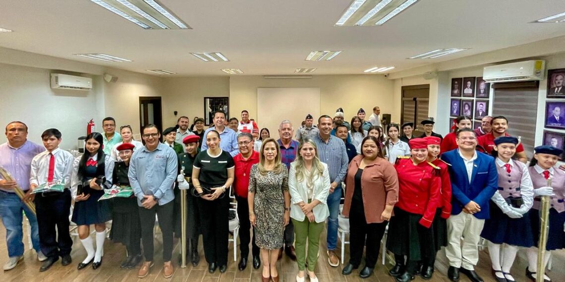 Entrega Educación Ahome kits de Bandera sorteados entre las escoltas participantes en el Desfile del 24 de febrero