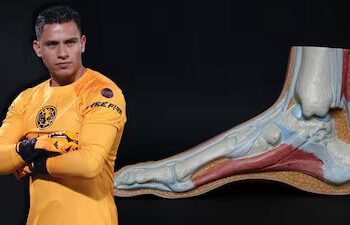 Joven roba moto para realizar arrancones y su padre lo agarra a cinturonazos