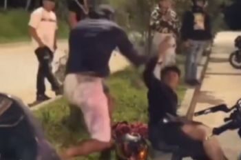 Joven roba moto para realizar arrancones y su padre lo agarra a cinturonazos