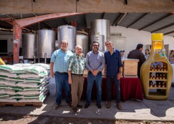 Destina Juan de Dios Gámez programa histórico de apoyos al sector apícola de Culiacán