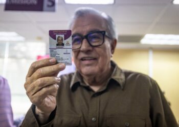 Gobernador Rocha tramita su licencia permanente