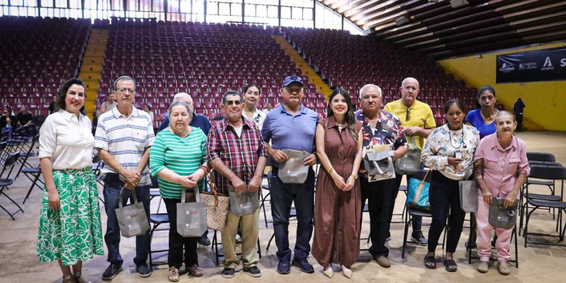 DIF Bienestar Culiacán y Beneficencia Pública entregan 557 aparatos auditivos a jóvenes y adultos del municipio