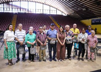 DIF Bienestar Culiacán y Beneficencia Pública entregan 557 aparatos auditivos a jóvenes y adultos del municipio