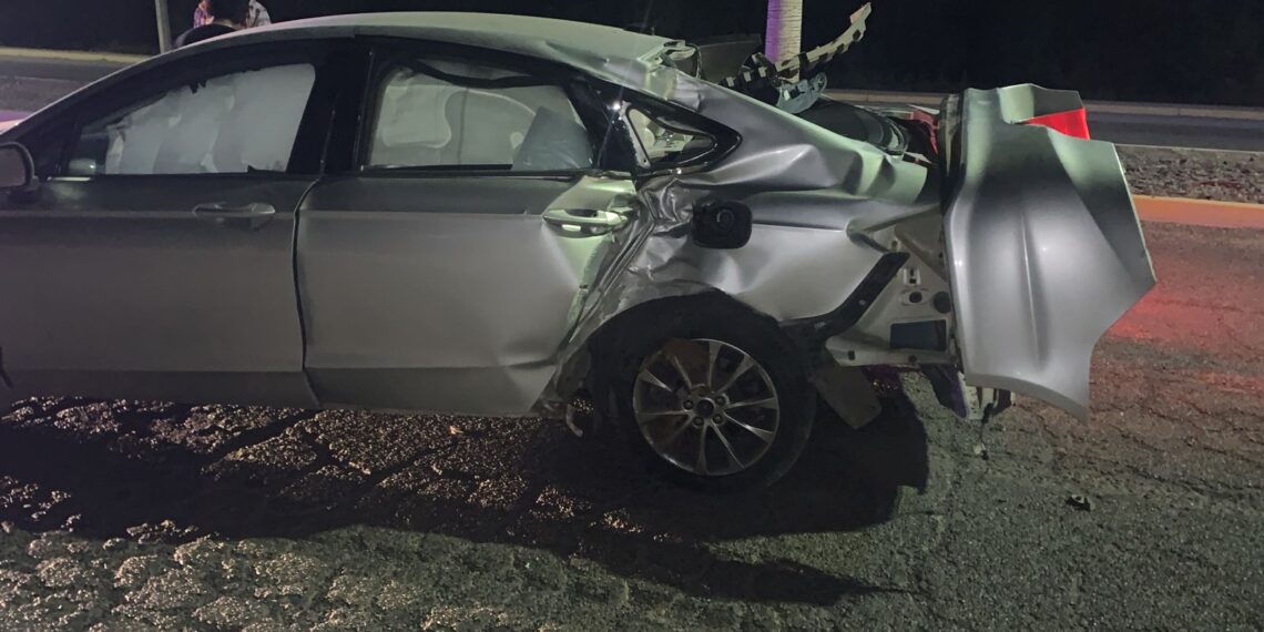 Conductor pierde el control del volante y su vehículo termina destrozado en Los Mochis