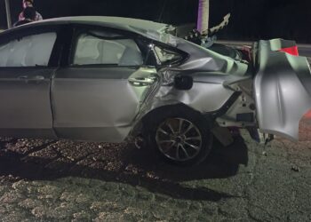 Conductor pierde el control del volante y su vehículo termina destrozado en Los Mochis