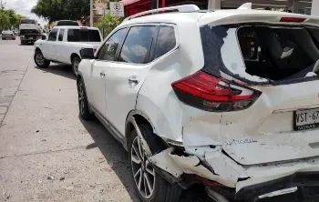Mujer termina inconsciente al ser atropellada durante un choque de vehículos en Los Mochis