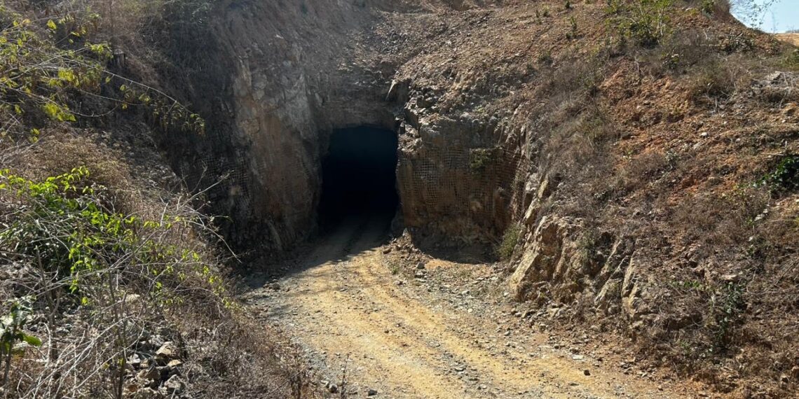 Rescatan al primer trabajador de la mina Santa Fe, en Sinaloa