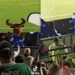 México mágico: botarga de Telcel hace señas obscenas a aficionados y lanza mentadas en el partido León vs Necaxa