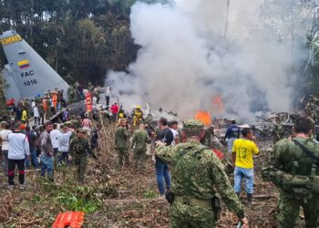 Sube a 66 el número de fallecidos en el accidente de un avión militar en Colombia