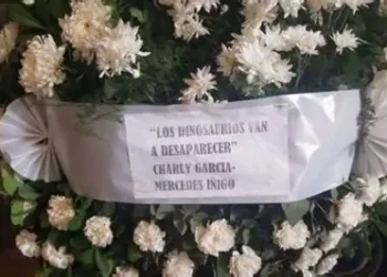 ¿Peso Pluma envió corona de flores al velorio de “El Mencho”? Esto se sabe de la imagen viral que circula en redes