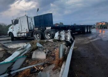Tráiler se impacta con auto y un agente de la Policía Estatal Preventiva resulta sin vida en Navolato