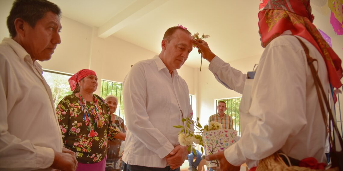 Alcalde Menéndez mantiene estrecho acercamiento con los pueblos originarios