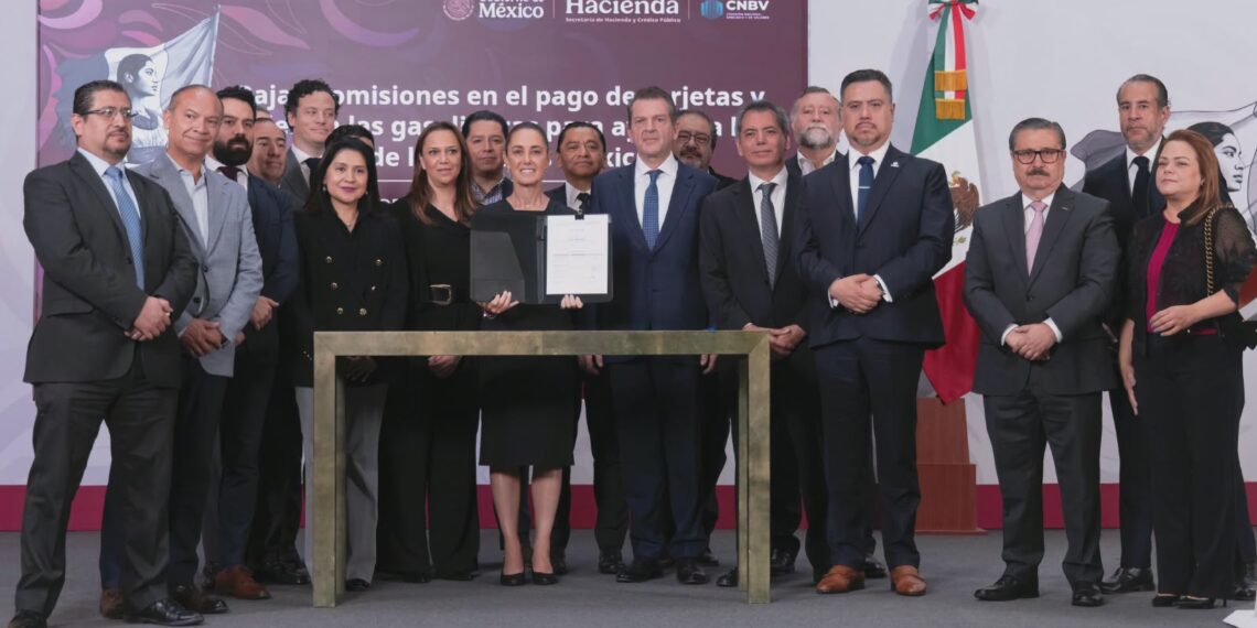 El objetivo es apoyar la economía de las familias mexicanas: Presidenta Claudia sheinbaum firma acuerdo para reducir comisiones en pagos de gasolina y diésel con tarjetas y vales en gasolineras