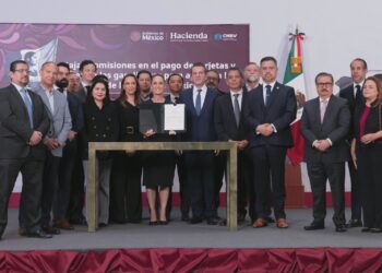El objetivo es apoyar la economía de las familias mexicanas: Presidenta Claudia sheinbaum firma acuerdo para reducir comisiones en pagos de gasolina y diésel con tarjetas y vales en gasolineras