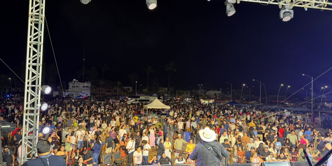 Miles de personas disfrutan del arranque del Altata Pachanga Fest