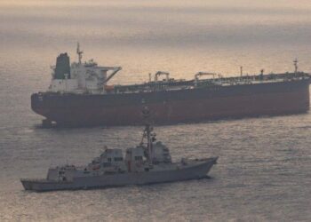 EE.UU. dice que 20 buques permanecen varados en puerto clave iraní debido a bloqueo naval