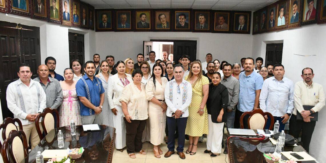 El Rector Jesús Madueña y Blanca Liliana Valdez, alcaldesa de El Rosario, firman convenio de cooperación académica y social en beneficio de la comunidad