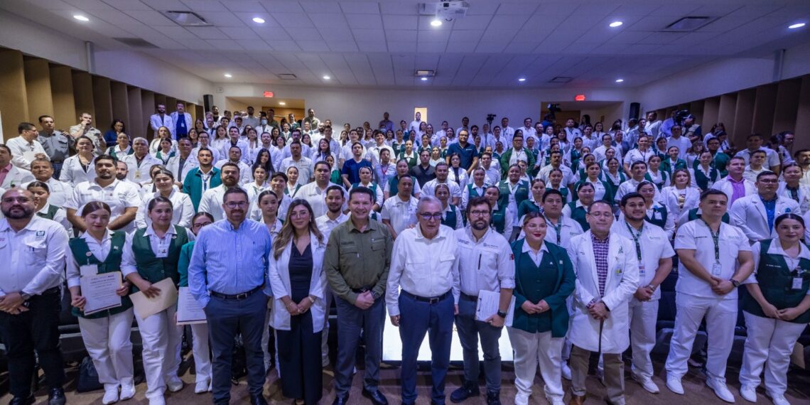 Gobernador Rocha y director del IMSS Bienestar, Alejandro Svarch, dan la bienvenida a 154 especialistas de la salud