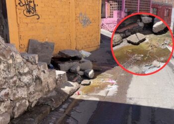 ¡Una peste! Vecinos del barrio Plaza, en Topolobampo, ya no soportan los drenajes colapsados