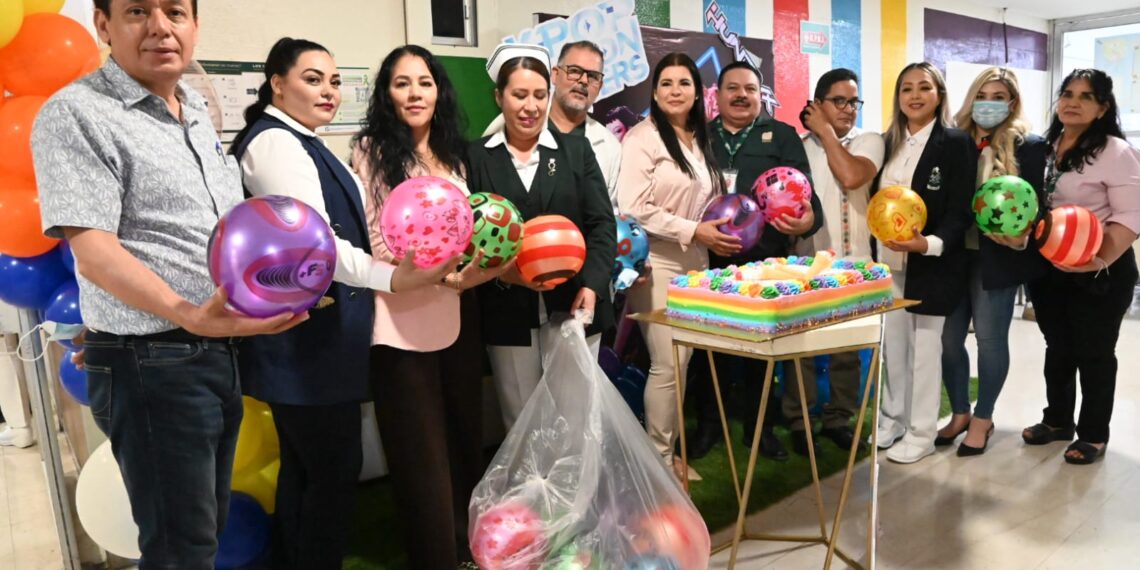 La UAS retribuye a la sociedad con amor y compromiso; Bienestar Universitario y la Prepa Zapata llevan juguetes, pastel y alegría a pacientes pediátricos del IMSS