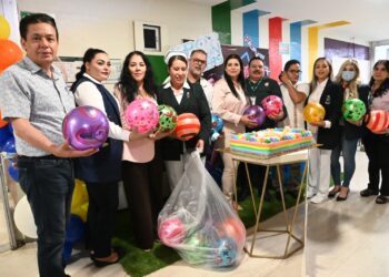 La UAS retribuye a la sociedad con amor y compromiso; Bienestar Universitario y la Prepa Zapata llevan juguetes, pastel y alegría a pacientes pediátricos del IMSS