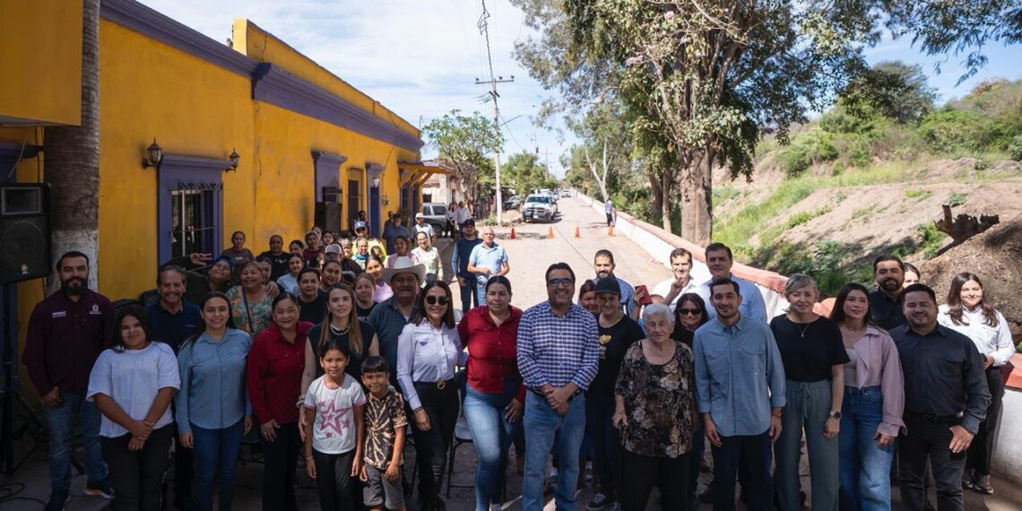 Va Juan de Dios al encuentro con la gente en San Lorenzo; entrega paquete de obras de drenaje y pavimentación