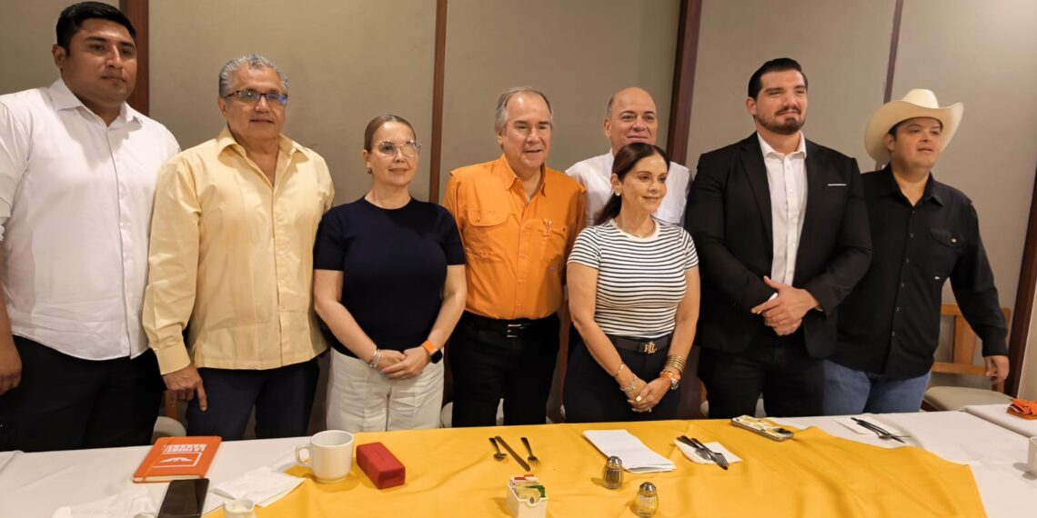 Ely Montoya y Pío Esquer sostienen gira de trabajo en el norte de Sinaloa