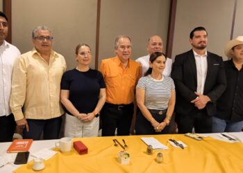 Ely Montoya y Pío Esquer sostienen gira de trabajo en el norte de Sinaloa