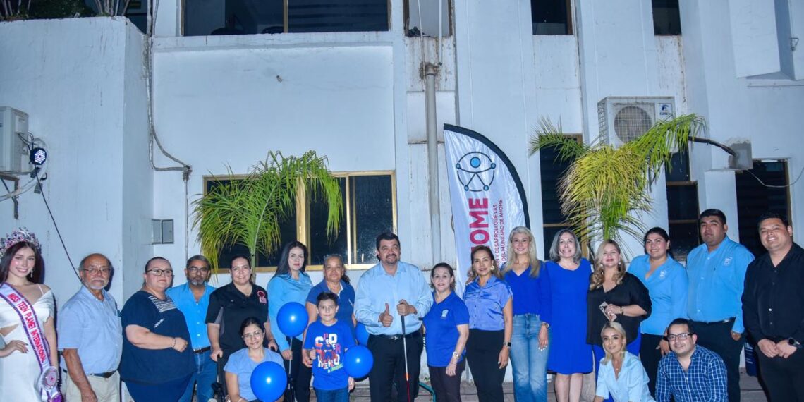 Palacio Municipal se ilumina de azul en apoyo a quienes viven con espectro autista