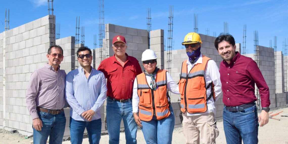 Supervisan construcción de 208 Viviendas del Bienestar en El Fuerte