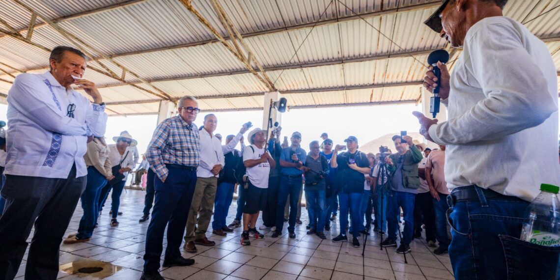 Gobernador Rocha Moya se reunió con miembros de comunidades indígenas de Ahome