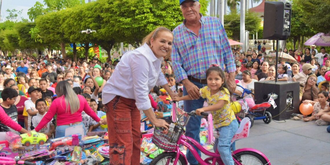 Gobierno de El Fuerte celebra en grande a niñas y niños del municipio