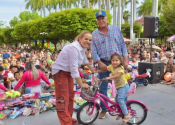Gobierno de El Fuerte celebra en grande a niñas y niños del municipio