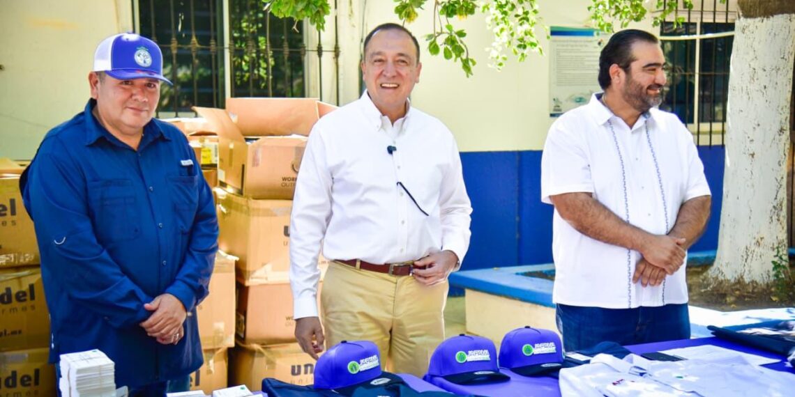 Entrega Antonio Menéndez uniformes y calzado a trabajadores sindicalizados de JAPAMA